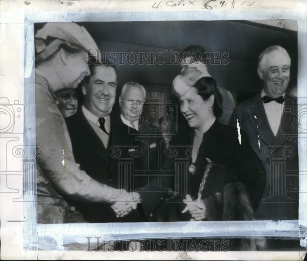 1943 Press Photo Eleanor Roosevel & Mrs. Manuel Camacho meet in Mexico- Historic Images
