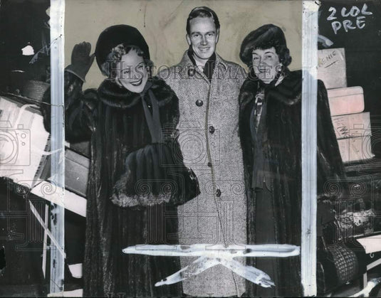 1951 Press Photo Ice skater champ Sonja Henie with his brother & mother- Historic Images