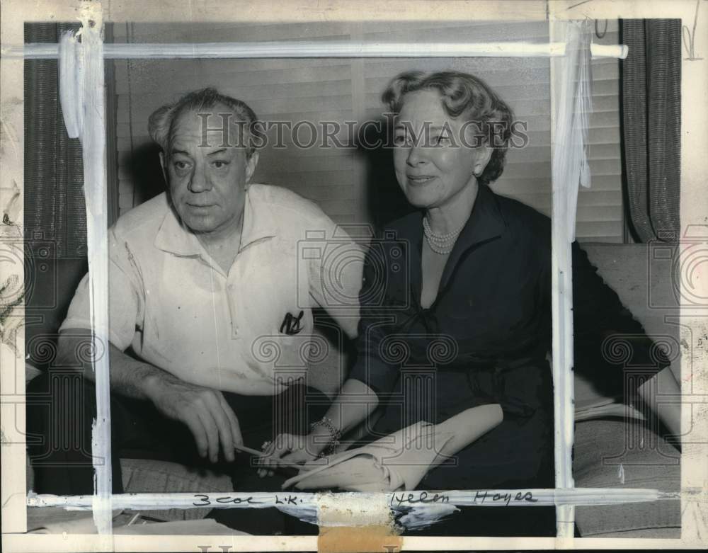1955 Press Photo Actress Helen Hayes, husband &amp; author Charles MacArthur in NY- Historic Images