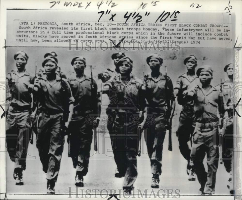 1974 Press Photo Armed black combat troops during training in South Africa- Historic Images