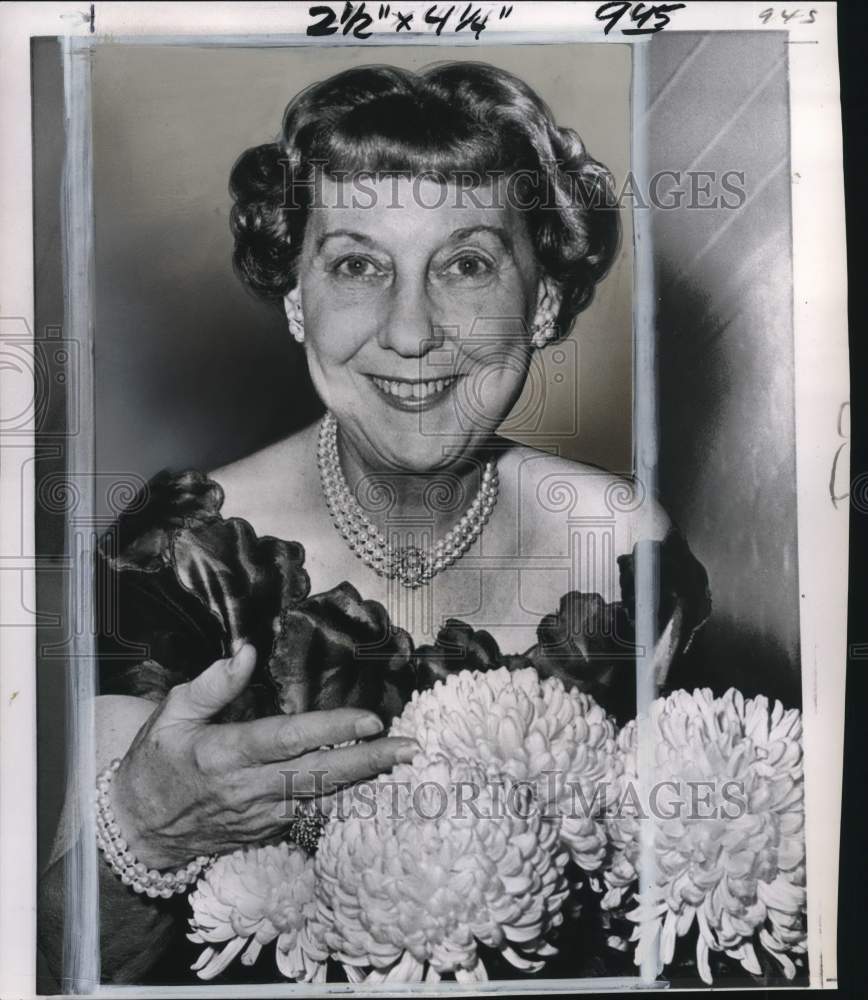 1963 Press Photo Mamie Eisenhower &amp; birthday mums at her farm in Gettysburg, PA- Historic Images
