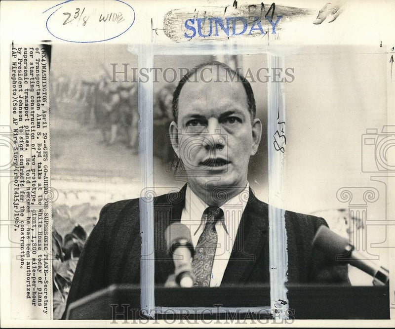 Load image into Gallery viewer, 1967 Press Photo Secretary Alan Boyd at supersonic plane news conference in DC
