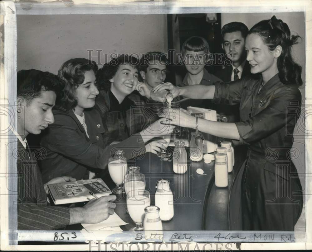 1949 Press Photo Writer Betty Betz &amp; teenagers celebrate her published book- Historic Images