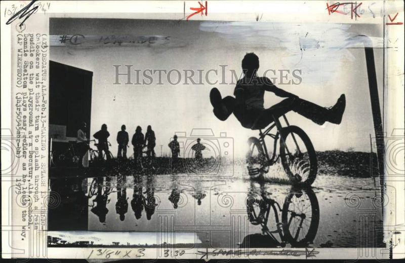Load image into Gallery viewer, 1975 Press Photo Silhouette of onlookers watching Donnie Shelton bike in AL
