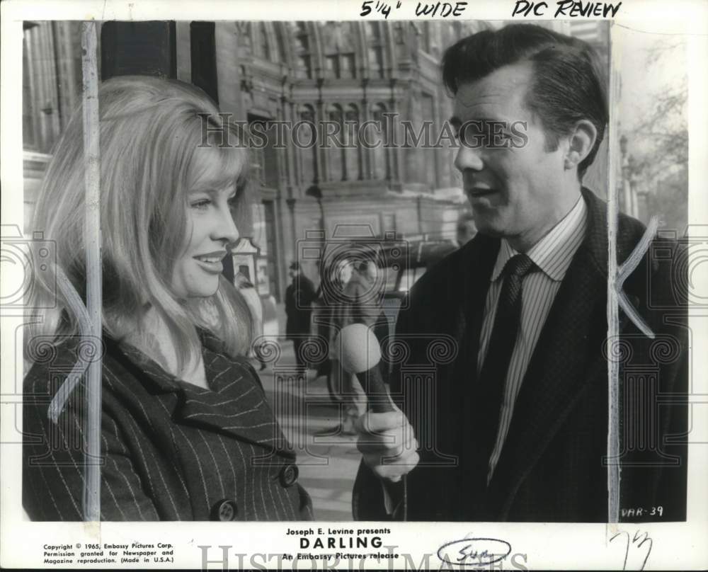 1965 Press Photo Actress Julie Christie &amp; co-star in &quot;Darling&quot; - pio25074- Historic Images