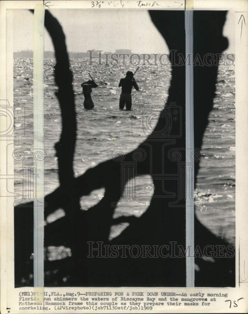 1969 Press Photo Couple prepares to snorkel in Biscayne Bay in Miami, Florida- Historic Images