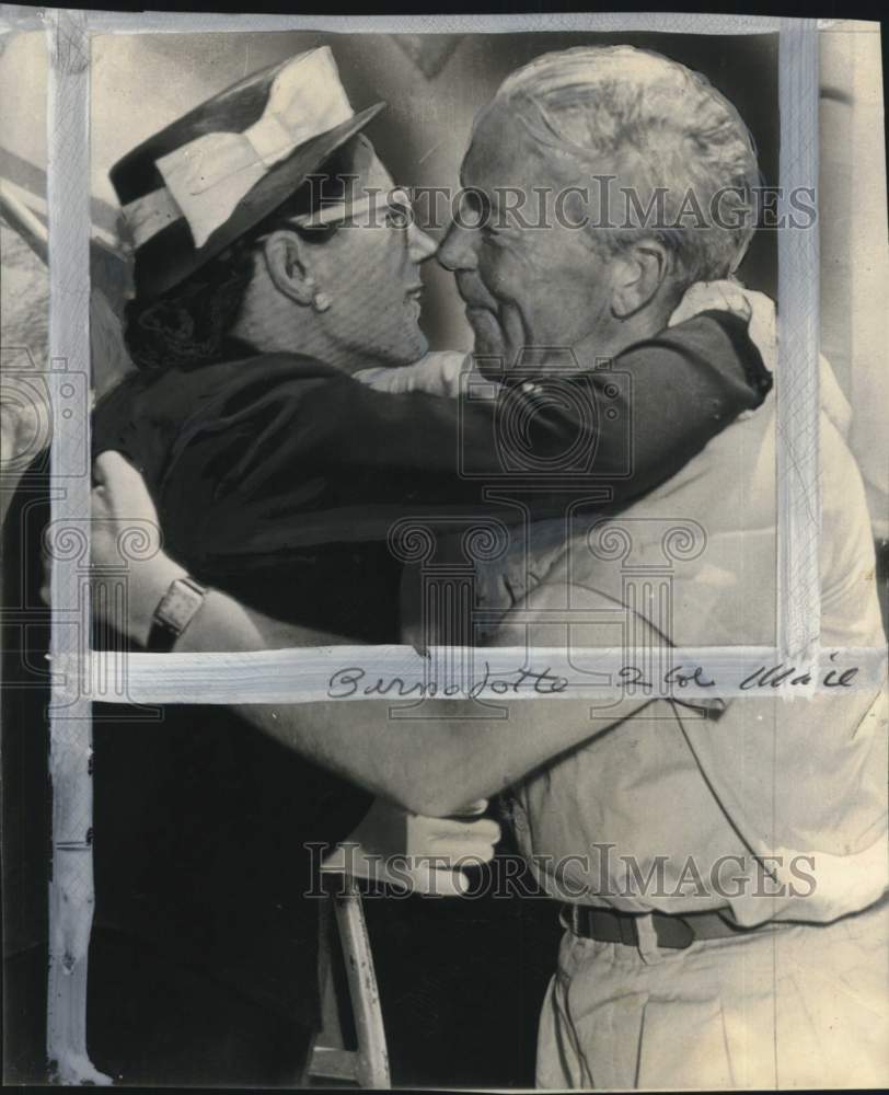 1948 Press Photo Count Folke Bernadotte greets his wife on the Island of Rhodes