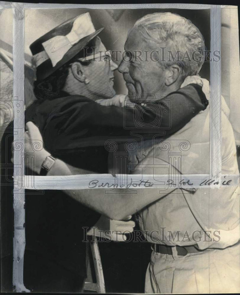 Load image into Gallery viewer, 1948 Press Photo Count Folke Bernadotte greets his wife on the Island of Rhodes
