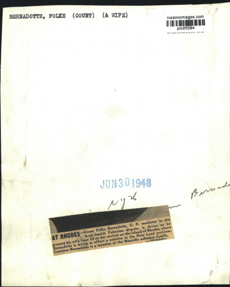 1948 Press Photo Count Folke Bernadotte greets his wife on the Island of Rhodes