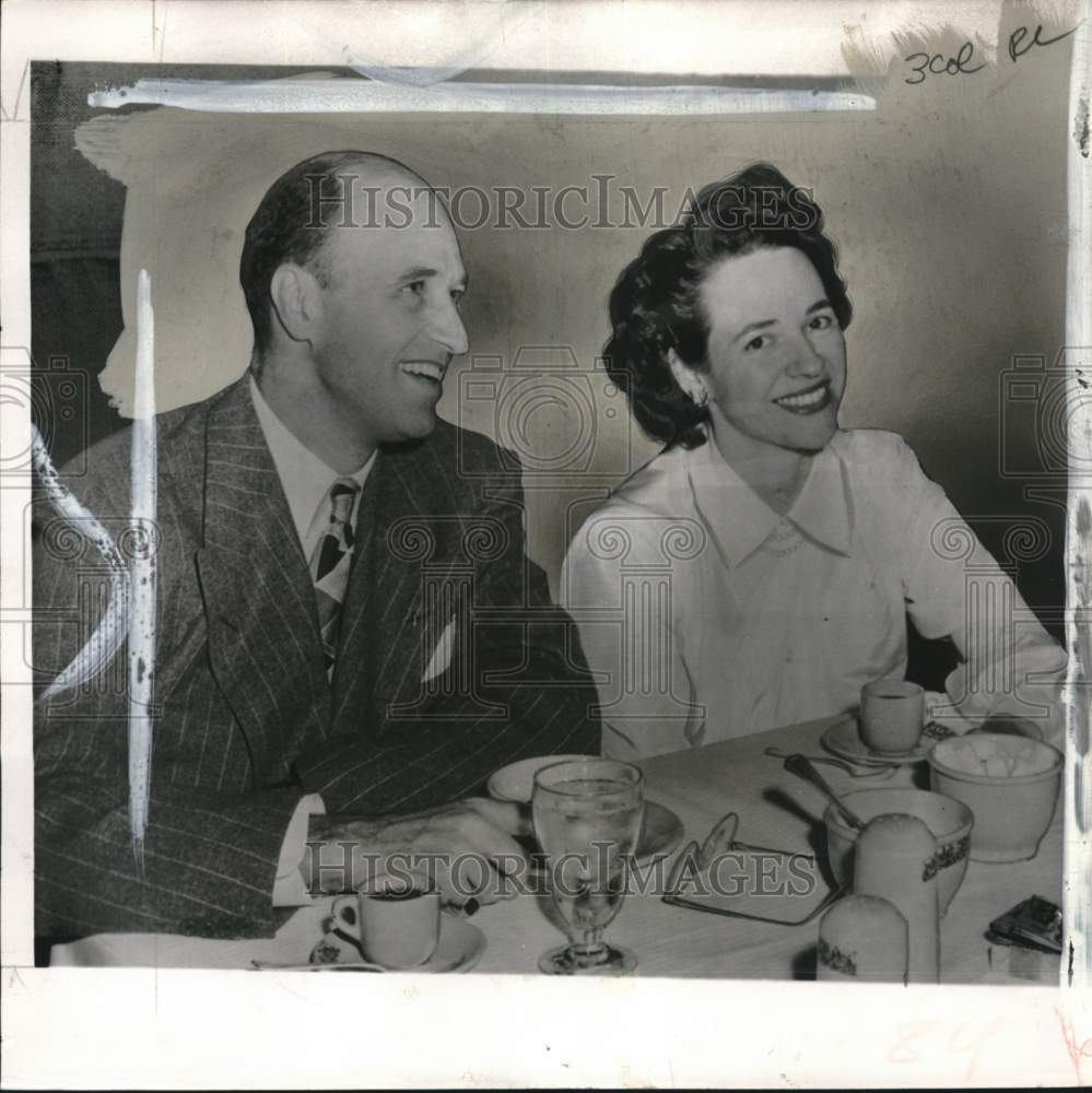 1954 Press Photo James Roosevelt & wife Romelle at a night club in Hollywood, CA
