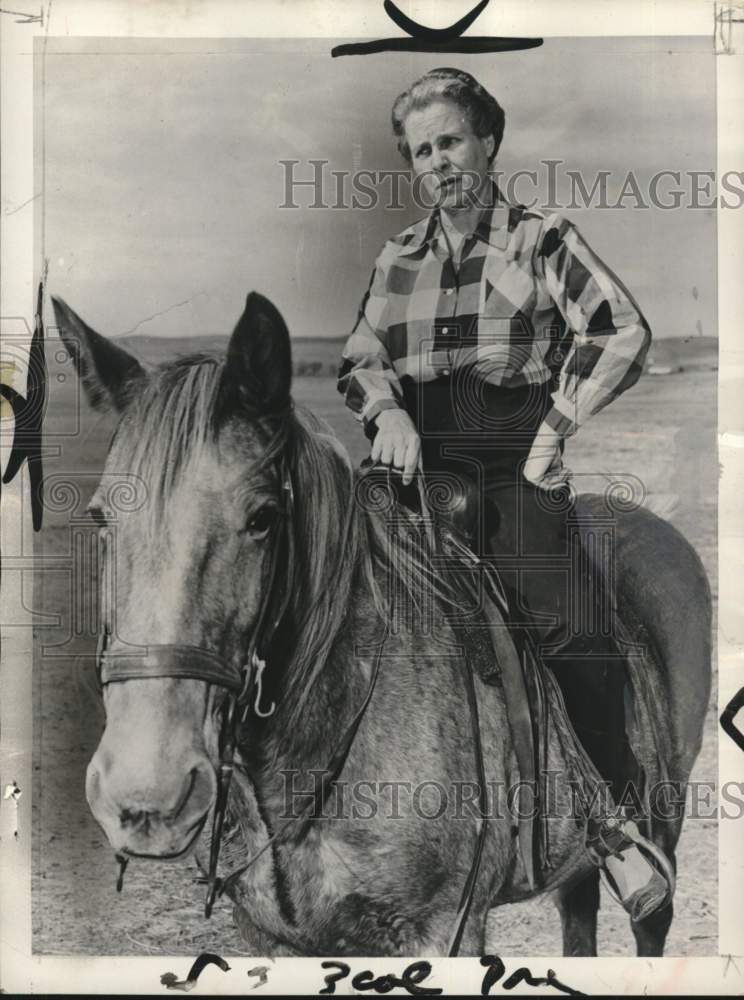 1954 Press Photo Senator Eve Bowring rides her horse &quot;Trinket&quot; in Nebraska- Historic Images
