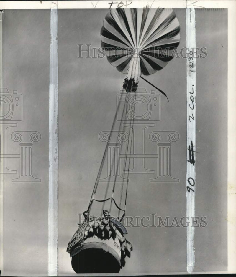 Load image into Gallery viewer, 1958 Press Photo Otto Winzen &amp; Captain Grover Shock ride balloon over MN
