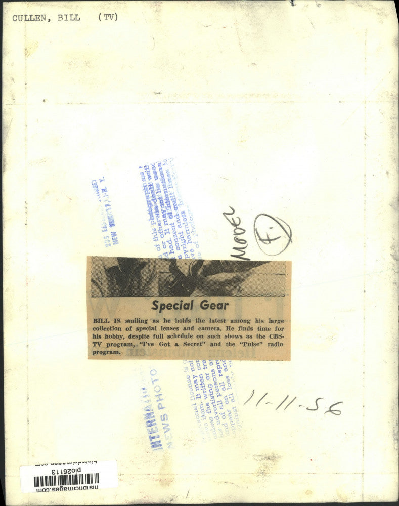 1956 Press Photo TV & radio host Bill Cullen shows lenses & camera collection