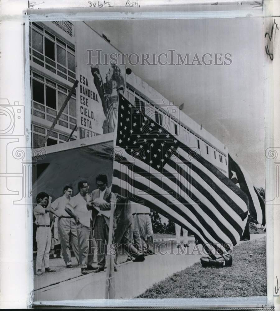 1964 Press Photo U.S. Flag at Santiago, Cuba, College Campus for Anniversary- Historic Images