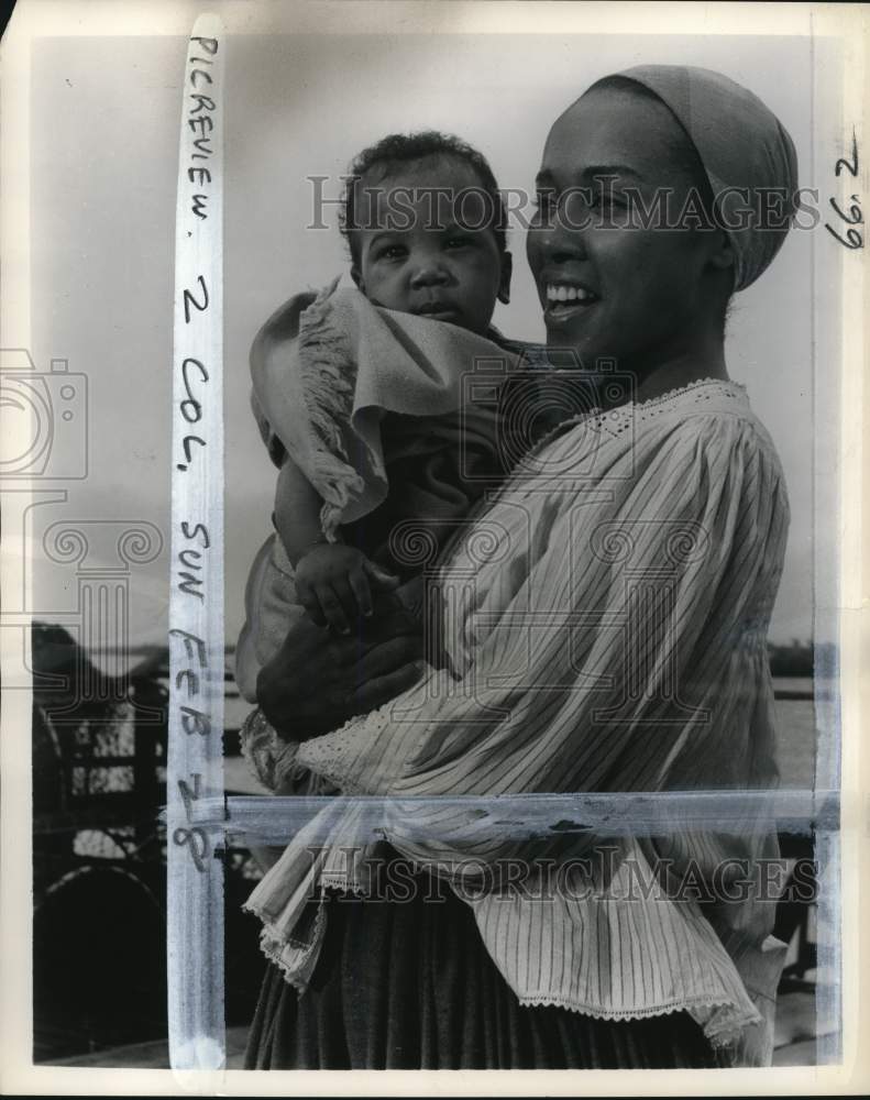 1960 Press Photo Actress Diahann Carroll &amp; child star in &quot;Porgy and Bess&quot;- Historic Images