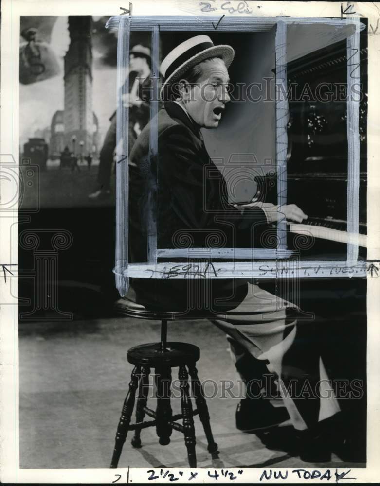 1982 Press Photo Musician Hoagy Carmichael singing while playing a piano- Historic Images