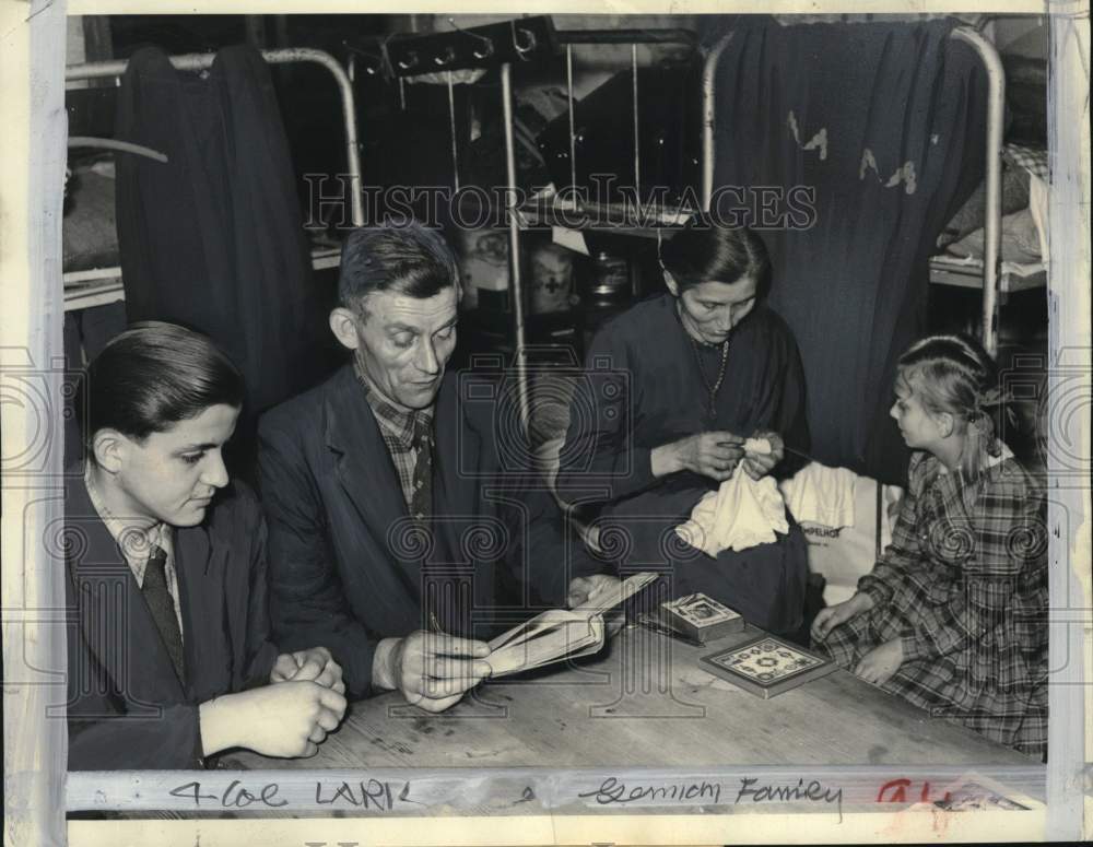 1955 Press Photo Willie Lorenz & family at a West Berlin refugee camp in Germany
