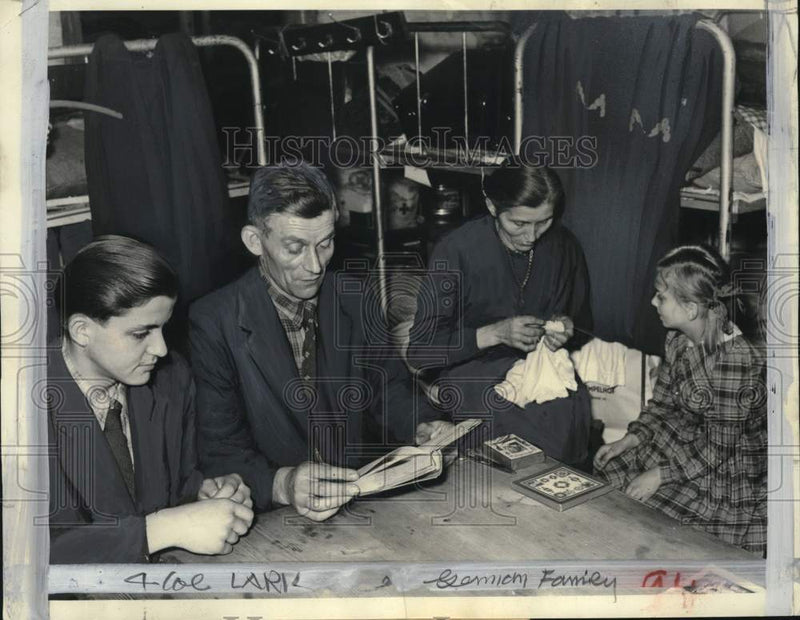 Load image into Gallery viewer, 1955 Press Photo Willie Lorenz &amp; family at a West Berlin refugee camp in Germany

