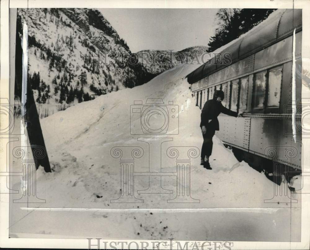 1950 Press Photo Canadian Reporter Tom Hazlitt at Train Stalled by Avalanche- Historic Images