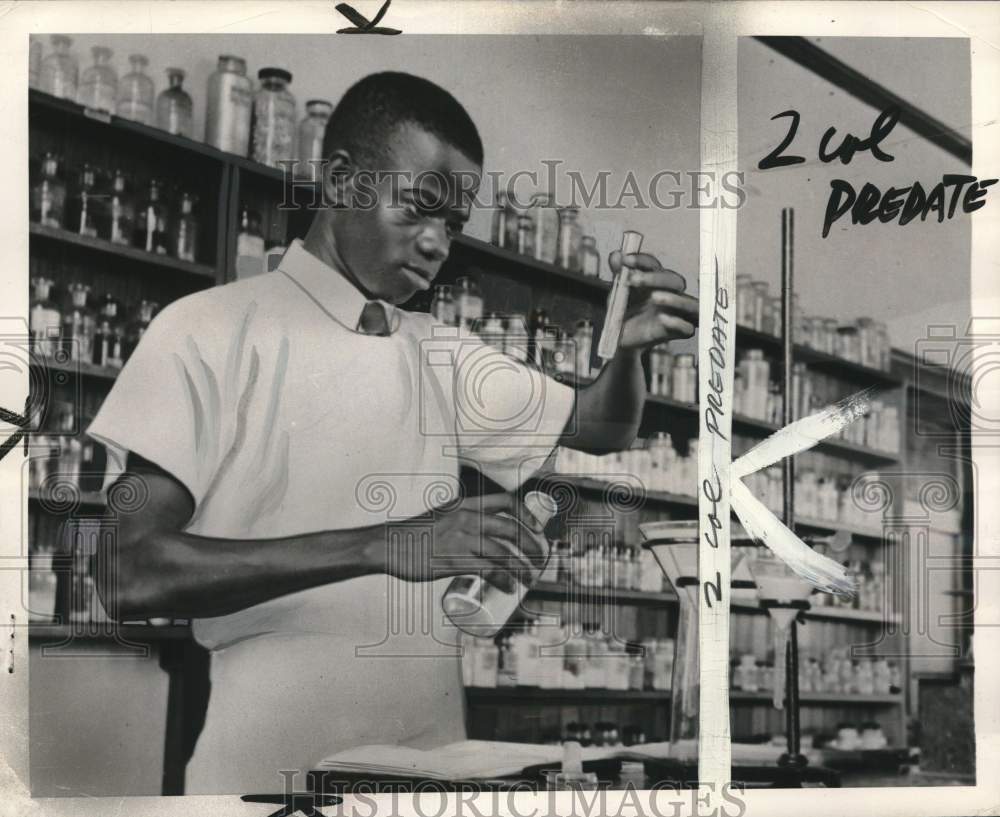 1952 Press Photo Young African performs experiments in a chemical laboratory.
