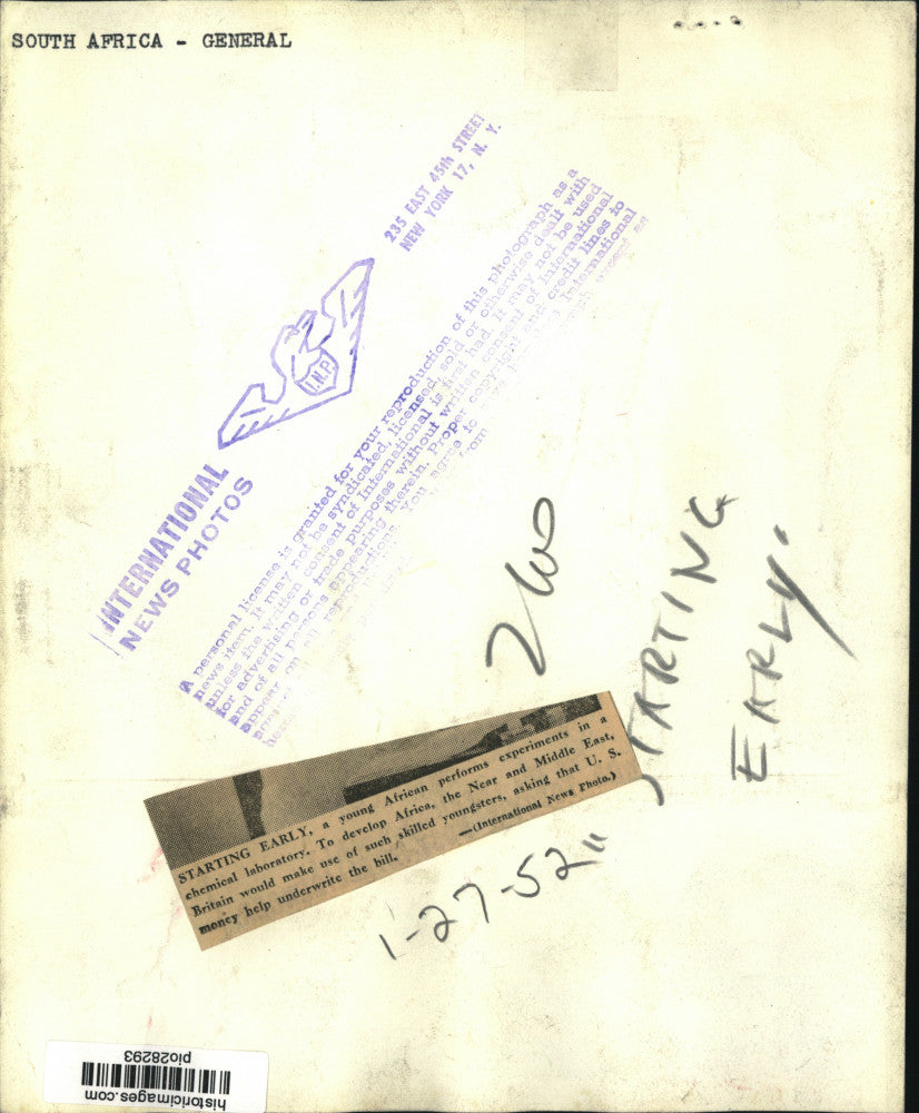 1952 Press Photo Young African performs experiments in a chemical laboratory.