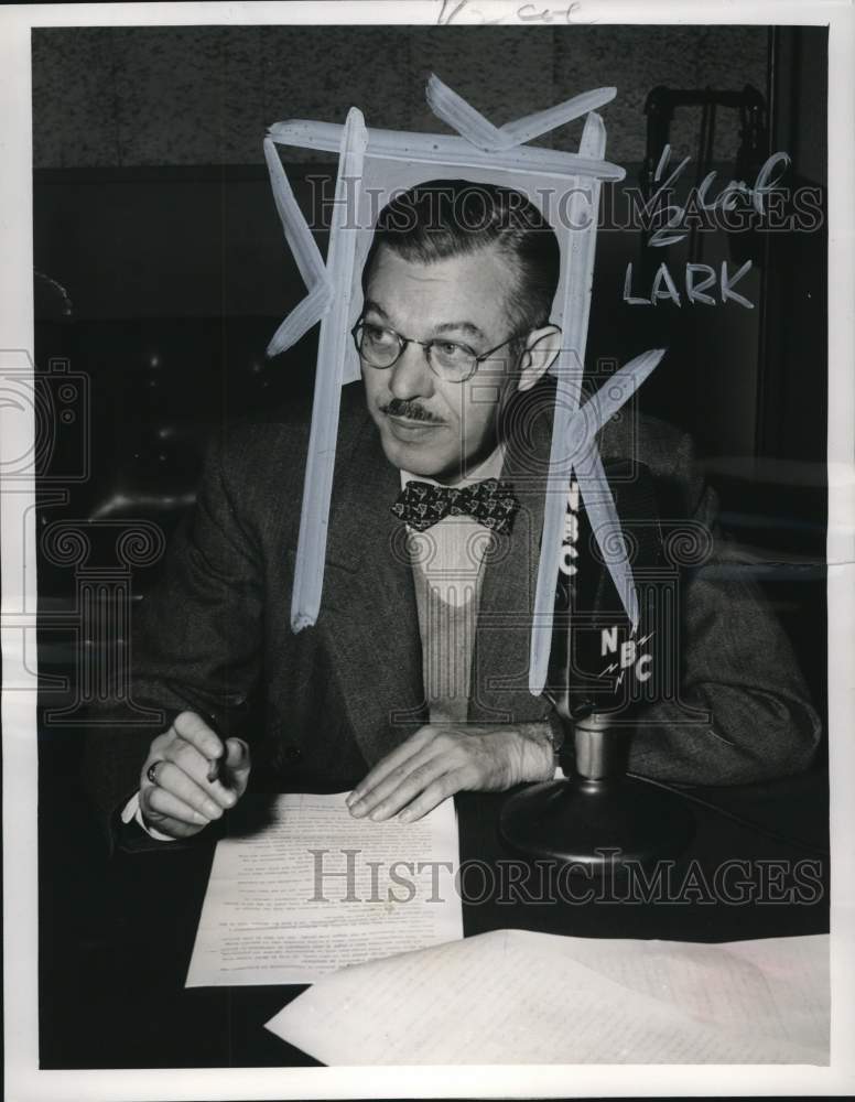 Load image into Gallery viewer, 1952 Press Photo Newsman Morgan Beatty in an NBC radio room - pio29079
