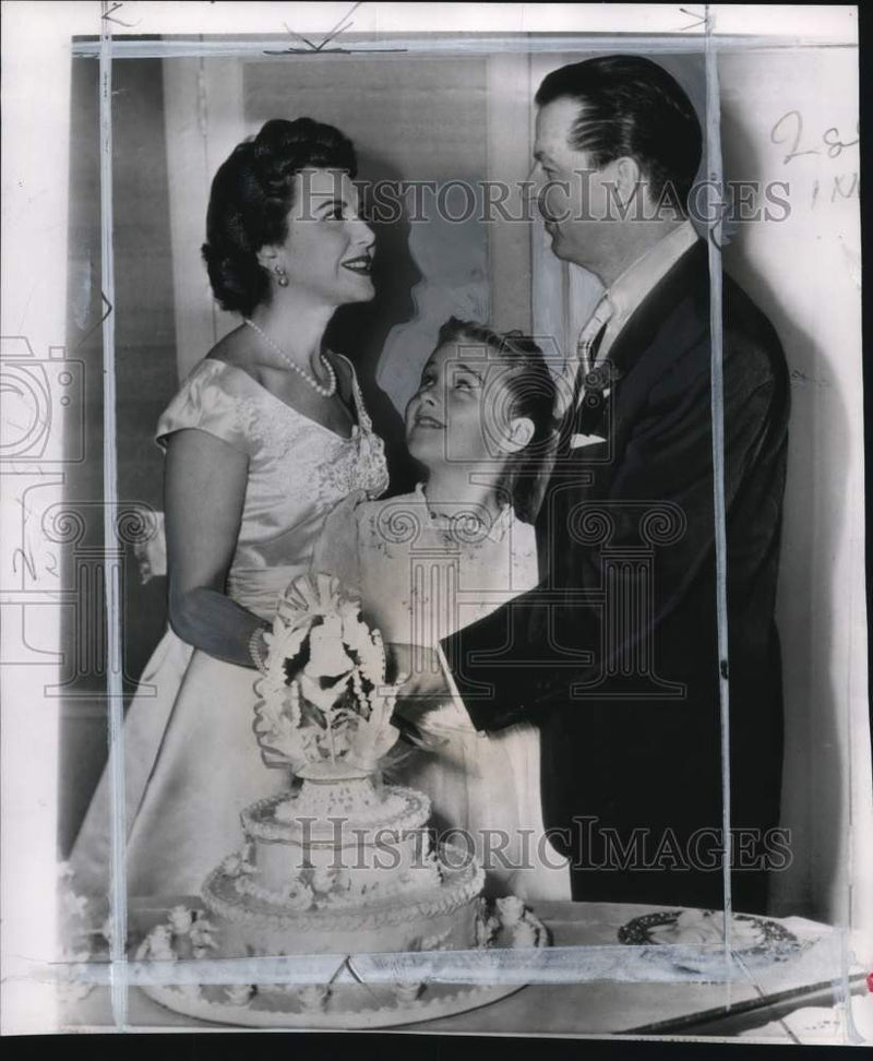 Load image into Gallery viewer, 1953 Press Photo Ann Rutherford, daughter Gloria May &amp; William Dozier cut cake
