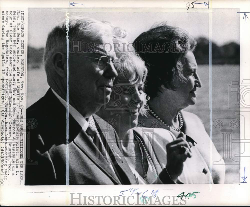 1969 Press Photo Astronaut Alean Bean's wife Sue & relatives in Space Center TX