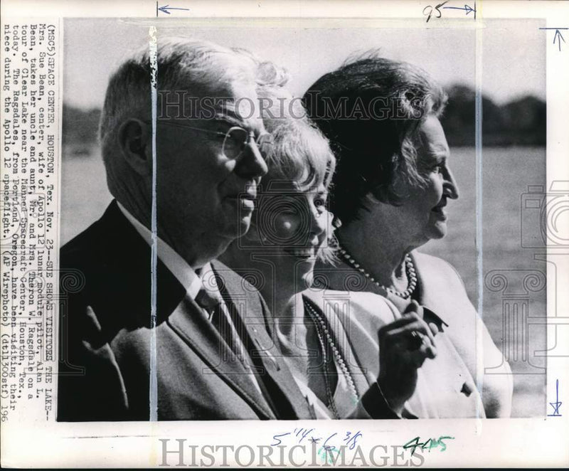 Load image into Gallery viewer, 1969 Press Photo Astronaut Alean Bean's wife Sue &amp; relatives in Space Center TX
