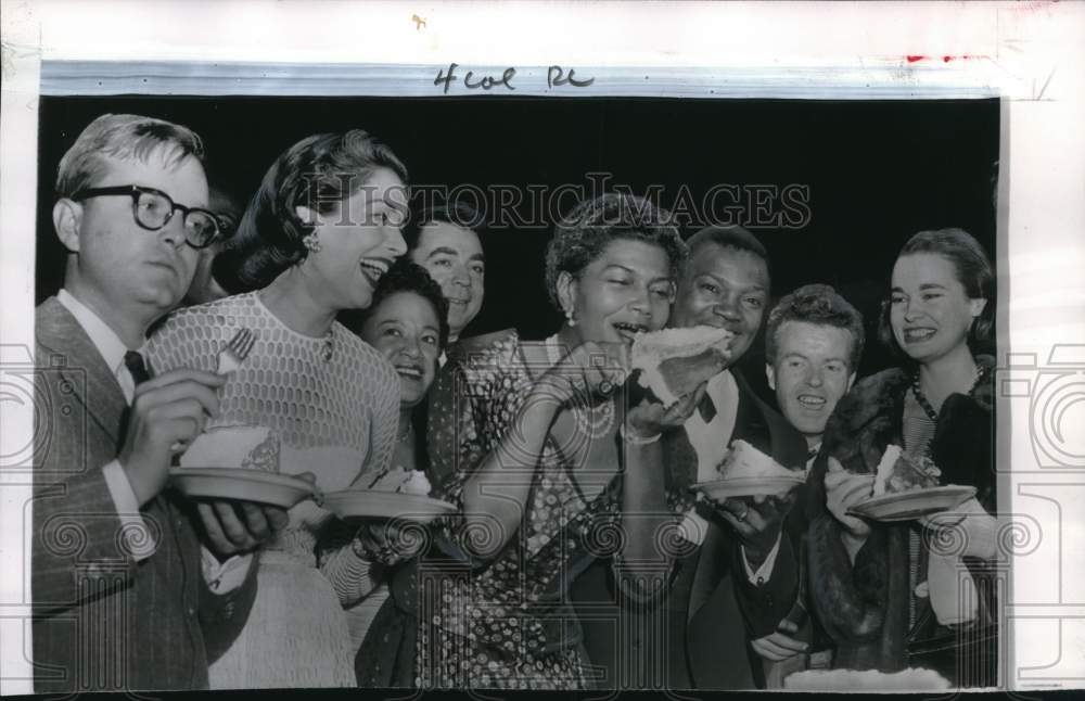 1955 Press Photo Singer Pearl Bailey &amp; others eat cake at a party in New York- Historic Images