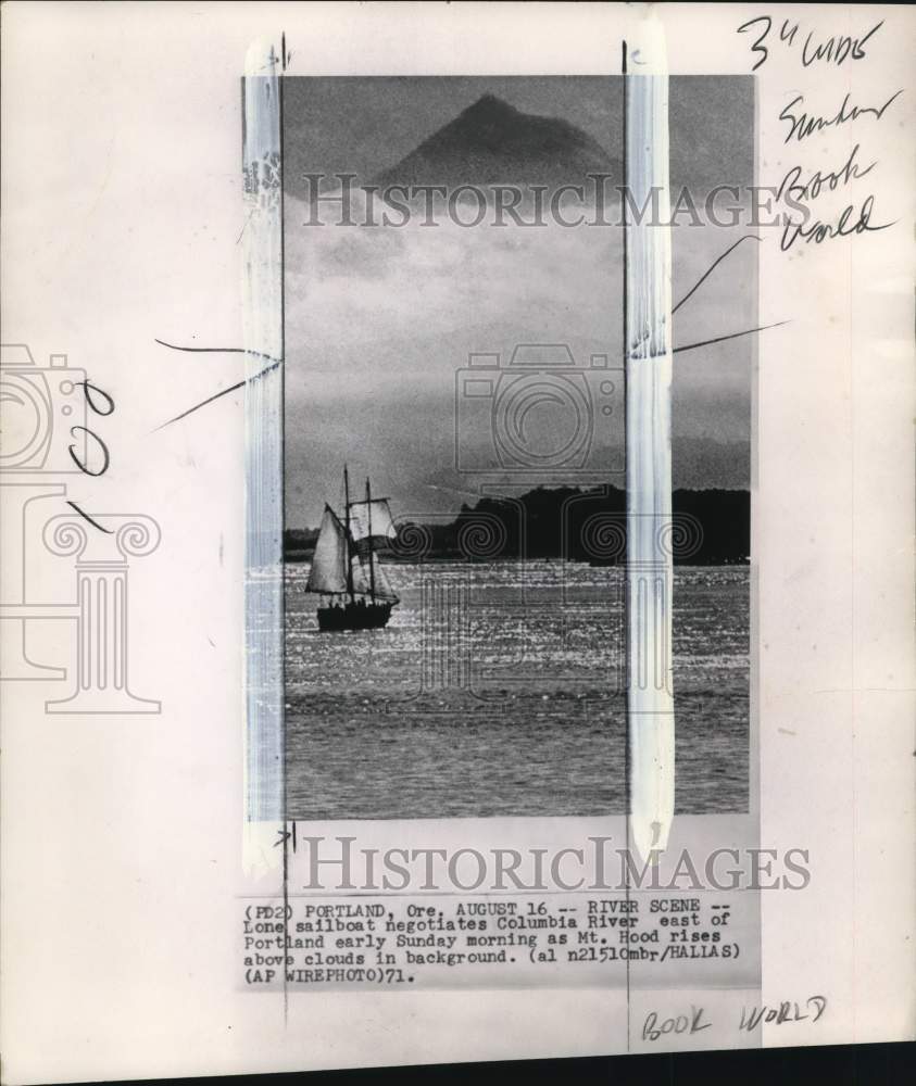 1971 Press Photo Sailboat sails on Columbia River by Mt. Hood in Portland, OR