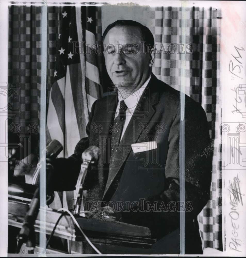 1957 Press Photo Arkansas Governor Orval Faubus during a news conference