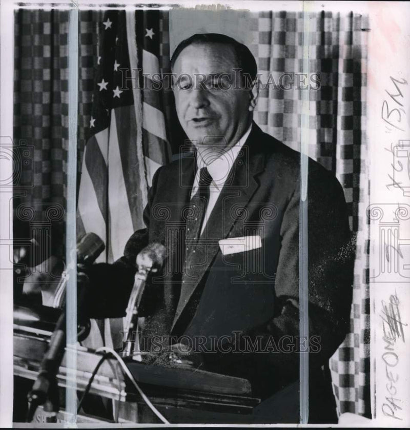 Load image into Gallery viewer, 1957 Press Photo Arkansas Governor Orval Faubus during a news conference

