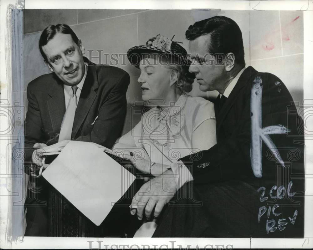 1957 Press Photo Norman Felton, Gracie Fields &amp; Gracie fields reading a script- Historic Images