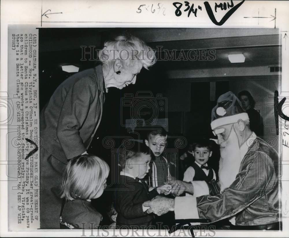 1966 Press Photo Virginia O&#39;Hanlon Takes Great-grandchildren to See Santa, NY- Historic Images