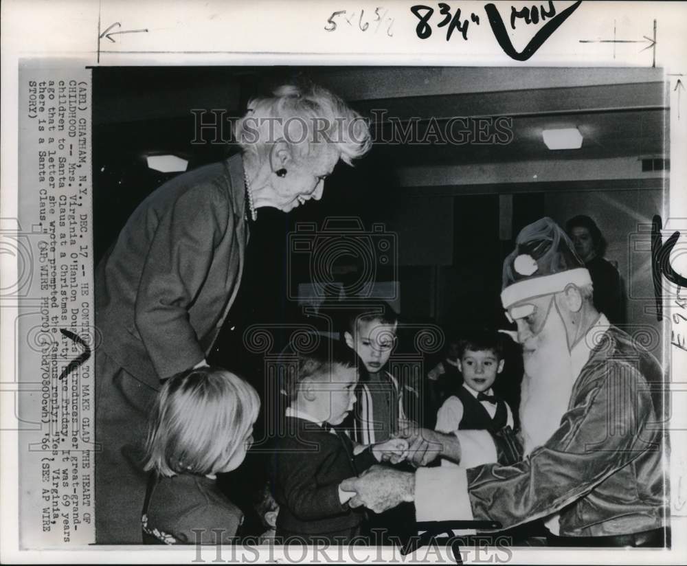 1966 Press Photo Virginia O'Hanlon Takes Great-grandchildren to See Santa, NY- Historic Images