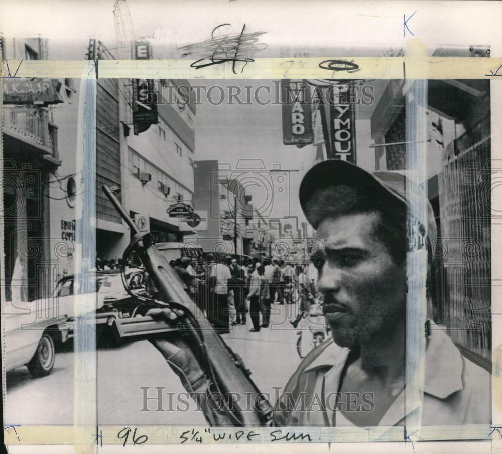 1965 Press Photo Santo Domingo rebel during peace talks in Dominican Republic- Historic Images