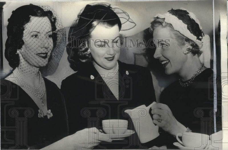 Load image into Gallery viewer, 1960 Press Photo Mrs. Winthrop Rockefeller at March of Dimes Fashion Show
