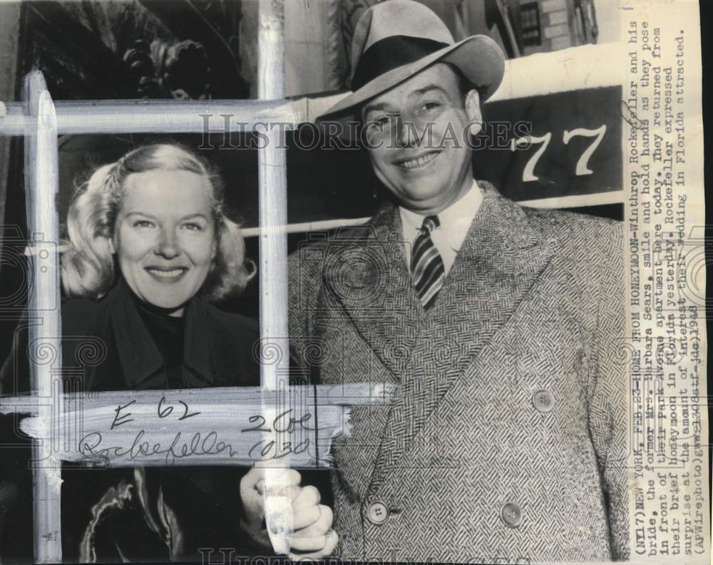 1948 Press Photo Winthrop Rockefeller &amp; his bride in front of Park Ave apartment- Historic Images