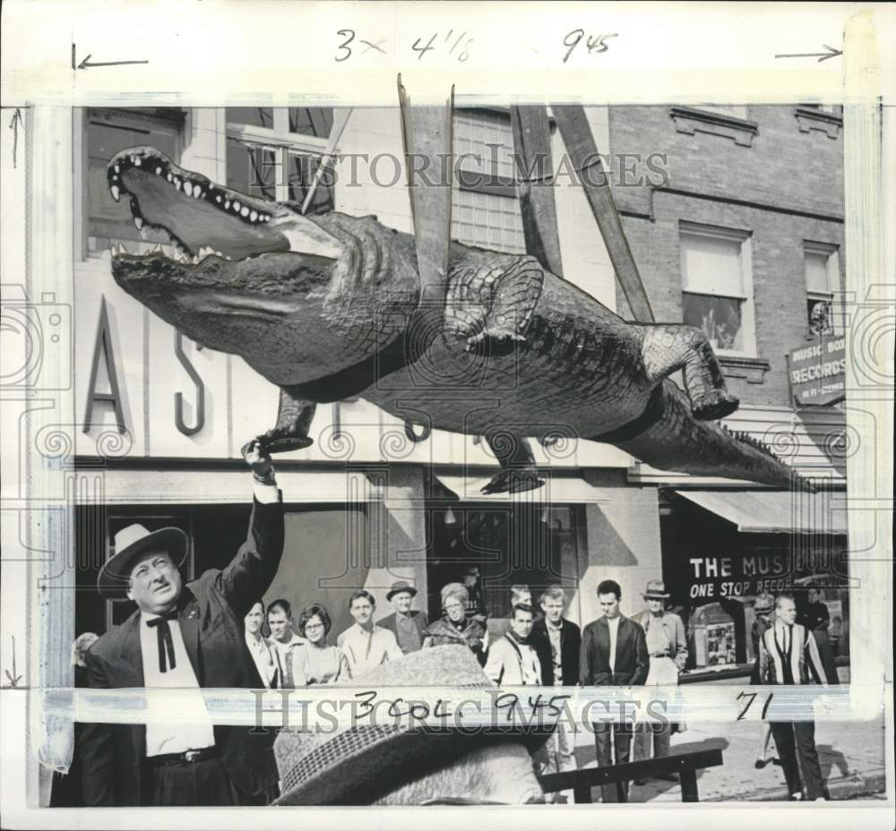 1964 Press Photo Ex-Governor Tom Bolack & stuffed 17-foot crocodile in Colorado