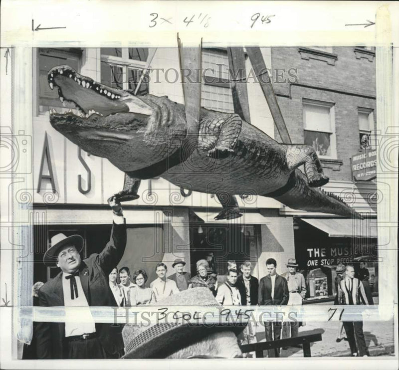 Load image into Gallery viewer, 1964 Press Photo Ex-Governor Tom Bolack &amp; stuffed 17-foot crocodile in Colorado
