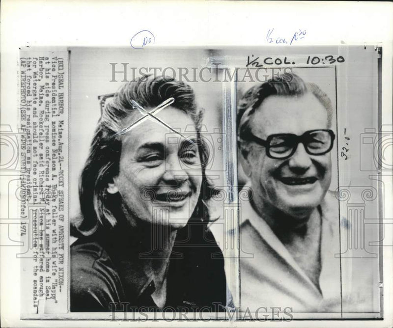 Load image into Gallery viewer, 1974 Press Photo Vice Presidential nominee Nelson Rockefeller &amp; wife Happy in ME
