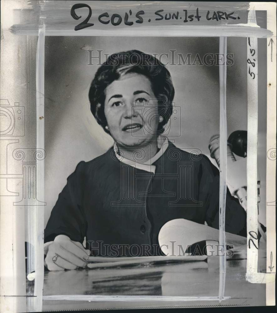 1964 Press Photo Fidel Castro&#39;s sister Juanita reads statement in Mexico- Historic Images