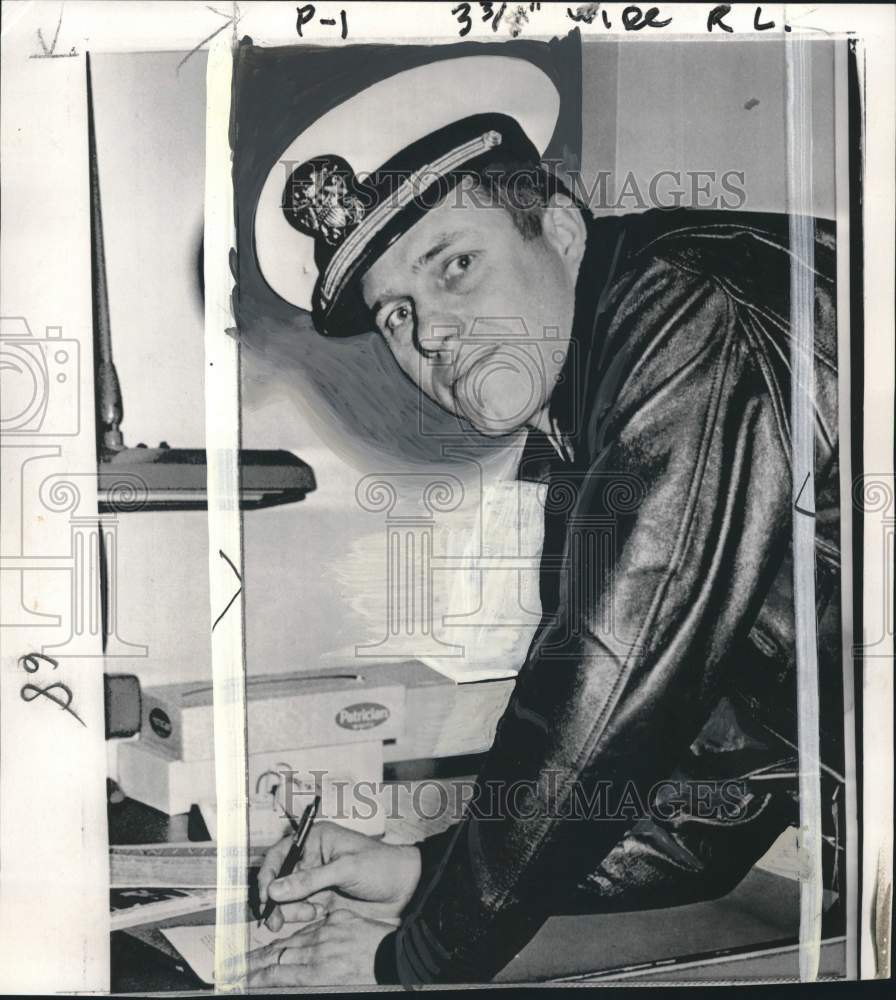 1966 Press Photo United States Navy doctor Lieutenant Robert Borden - pio32331- Historic Images