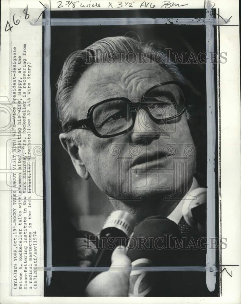 1974 Press Photo Vice President Nelson Rockefeller talks to press in New York