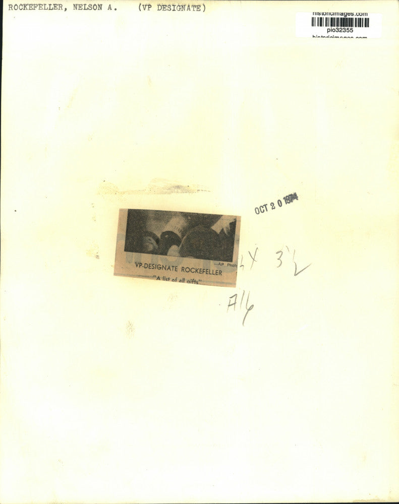 1974 Press Photo Vice President Nelson Rockefeller talks to press in New York