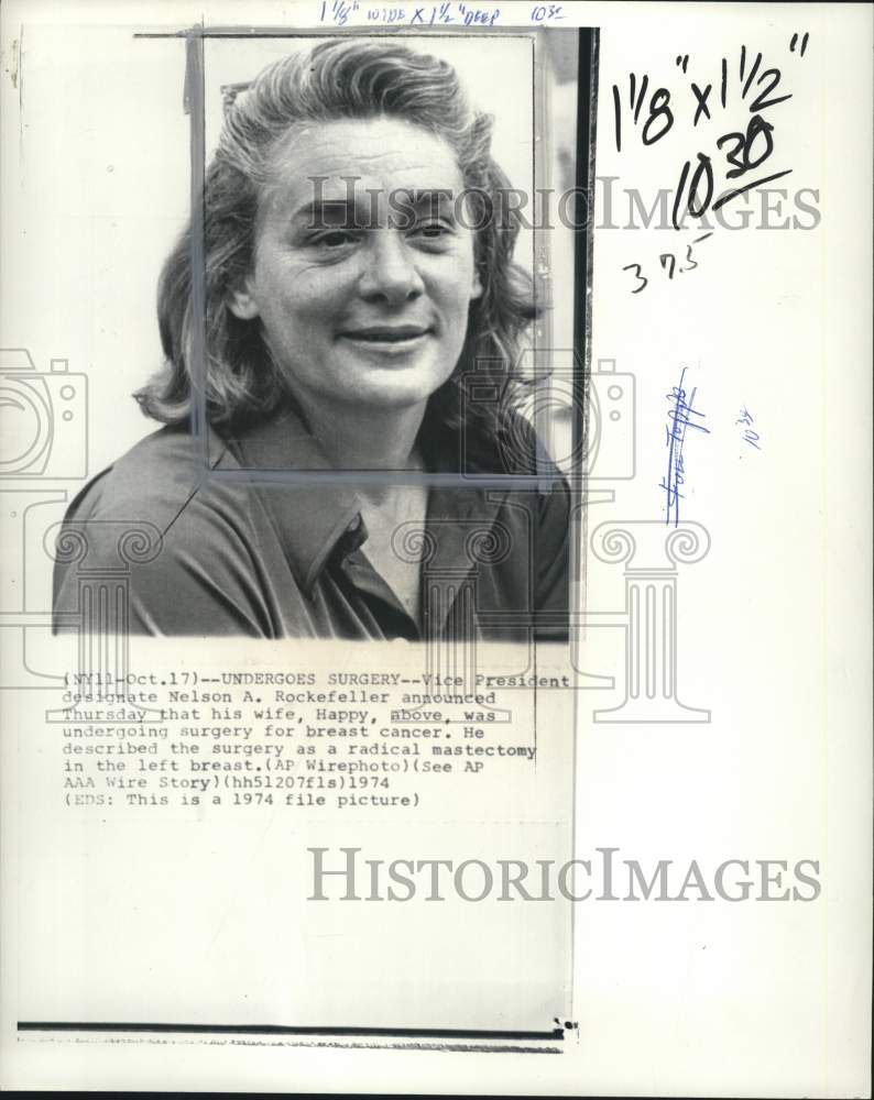 1974 Press Photo New York Governor Rockefeller's Wife Happy - pio32470