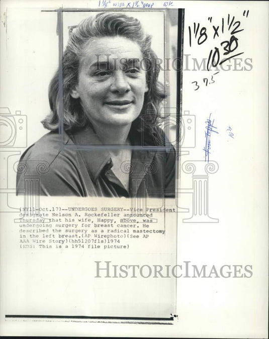 1974 Press Photo New York Governor Rockefeller's Wife Happy - pio32470