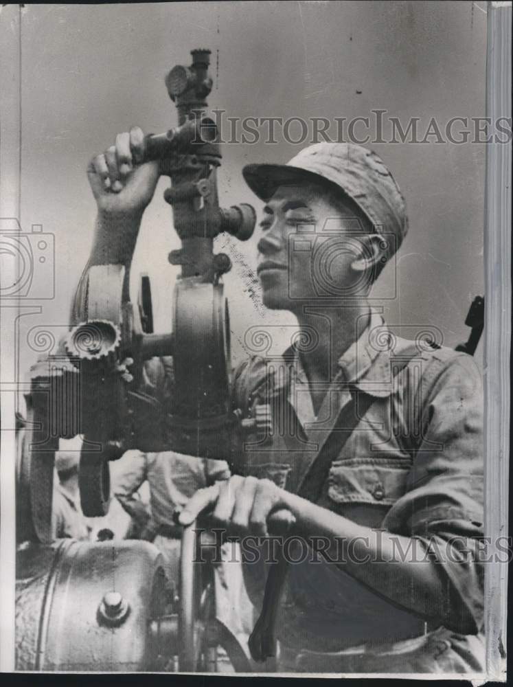 1954 Press Photo Chinese soldier operates howitzer during bombardment in Quemoy- Historic Images