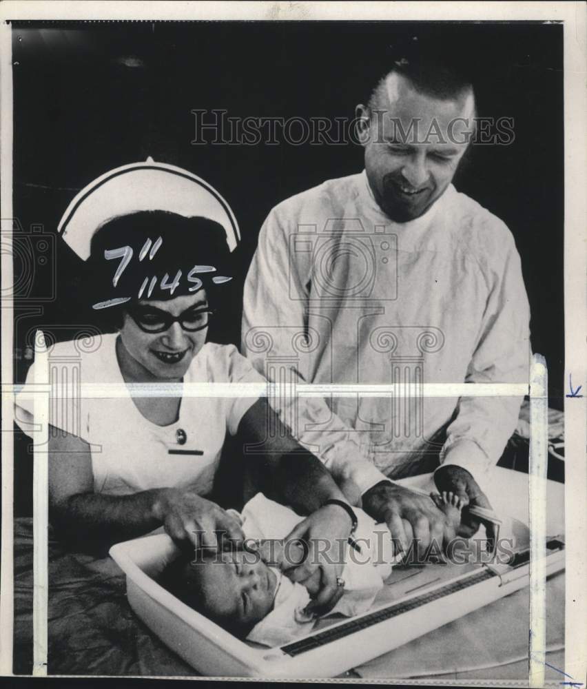 1967 Press Photo Dr. George Schunk &amp; nurse measure baby on device in Salem, OR- Historic Images